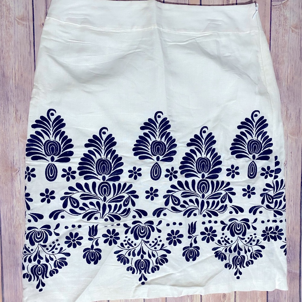 Ann Taylor LOFT Skirt - Size 10 - White and Black